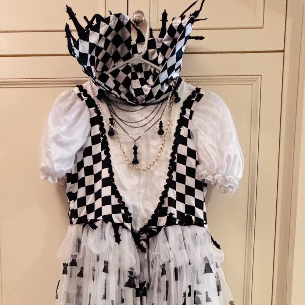 Chasing Fireflies (Wishcraft) Chess Queen Costume and Accessories Girls Size XL